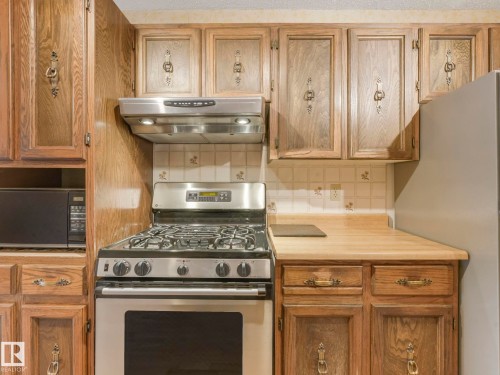 185 Hearthstone, Edmonton, AB - Indoor Photo Showing Kitchen