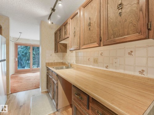 185 Hearthstone, Edmonton, AB - Indoor Photo Showing Kitchen