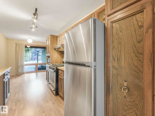 185 Hearthstone, Edmonton, AB - Indoor Photo Showing Kitchen