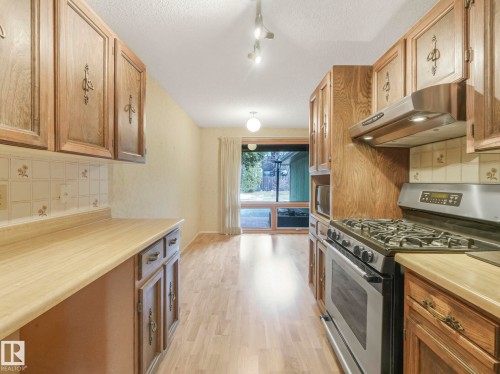 185 Hearthstone, Edmonton, AB - Indoor Photo Showing Kitchen