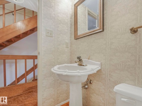 185 Hearthstone, Edmonton, AB - Indoor Photo Showing Bathroom