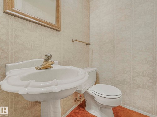 185 Hearthstone, Edmonton, AB - Indoor Photo Showing Bathroom