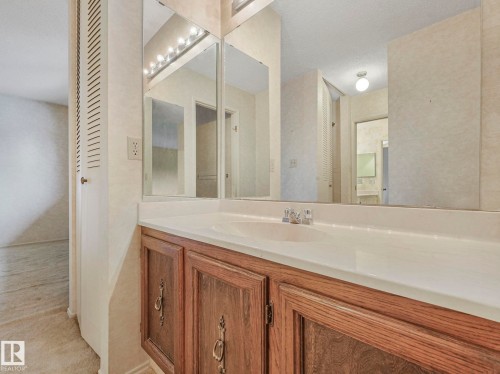 185 Hearthstone, Edmonton, AB - Indoor Photo Showing Bathroom