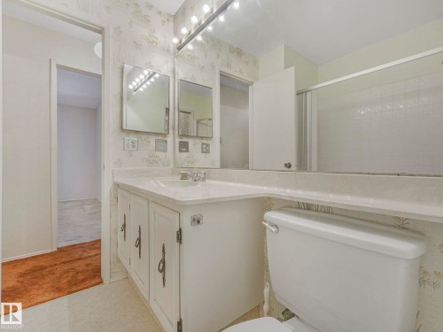 185 Hearthstone, Edmonton, AB - Indoor Photo Showing Bathroom