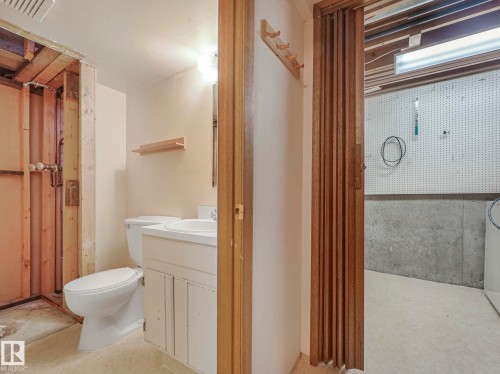 185 Hearthstone, Edmonton, AB - Indoor Photo Showing Bathroom