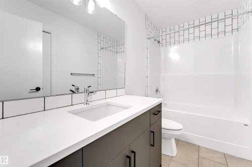 19135 22 Avenue, Edmonton, AB - Indoor Photo Showing Bathroom
