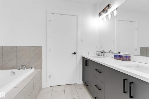 19135 22 Avenue, Edmonton, AB - Indoor Photo Showing Bathroom