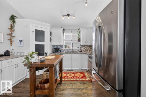 1618 Tompkins Wynd, Edmonton, AB - Indoor Photo Showing Kitchen