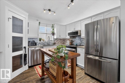 1618 Tompkins Wynd, Edmonton, AB - Indoor Photo Showing Kitchen