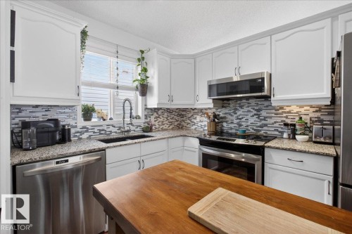 1618 Tompkins Wynd, Edmonton, AB - Indoor Photo Showing Kitchen With Upgraded Kitchen