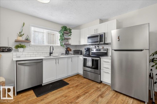 1618 Tompkins Wynd, Edmonton, AB - Indoor Photo Showing Kitchen