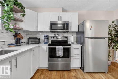 1618 Tompkins Wynd, Edmonton, AB - Indoor Photo Showing Kitchen