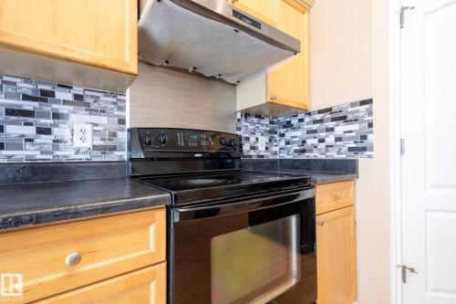 8390 Shaske Crescent, Edmonton, AB - Indoor Photo Showing Kitchen