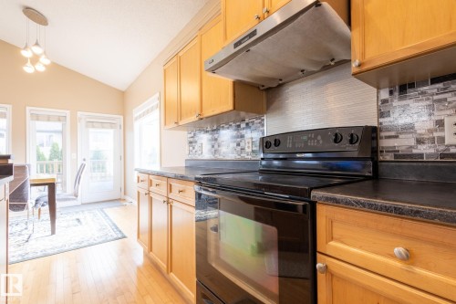 8390 Shaske Crescent, Edmonton, AB - Indoor Photo Showing Kitchen
