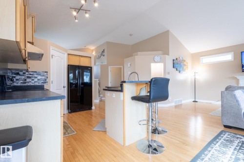 8390 Shaske Crescent, Edmonton, AB - Indoor Photo Showing Kitchen