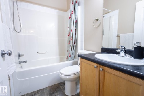 8390 Shaske Crescent, Edmonton, AB - Indoor Photo Showing Bathroom