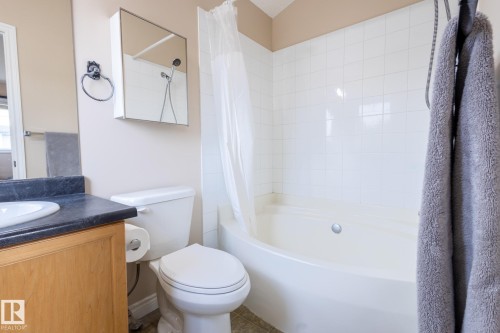8390 Shaske Crescent, Edmonton, AB - Indoor Photo Showing Bathroom