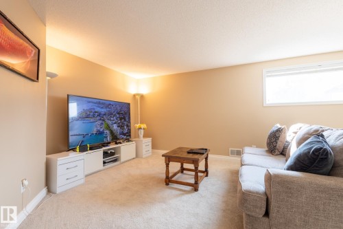 8390 Shaske Crescent, Edmonton, AB - Indoor Photo Showing Living Room