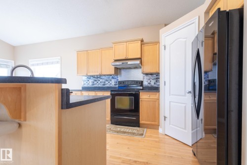 8390 Shaske Crescent, Edmonton, AB - Indoor Photo Showing Kitchen