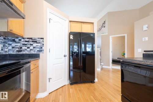 8390 Shaske Crescent, Edmonton, AB - Indoor Photo Showing Kitchen