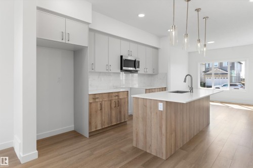 1060 14 Avenue, Edmonton, AB - Indoor Photo Showing Kitchen With Upgraded Kitchen