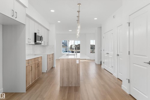 1060 14 Avenue, Edmonton, AB - Indoor Photo Showing Kitchen