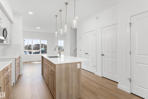 1060 14 Avenue, Edmonton, AB - Indoor Photo Showing Kitchen With Upgraded Kitchen