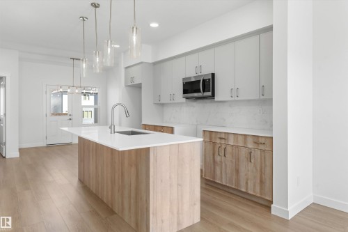 1060 14 Avenue, Edmonton, AB - Indoor Photo Showing Kitchen With Upgraded Kitchen