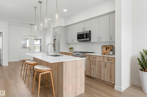 1060 14 Avenue, Edmonton, AB - Indoor Photo Showing Kitchen With Upgraded Kitchen