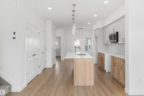 1060 14 Avenue, Edmonton, AB - Indoor Photo Showing Kitchen