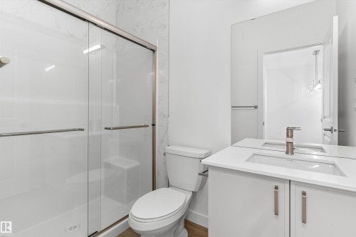 1060 14 Avenue, Edmonton, AB - Indoor Photo Showing Bathroom