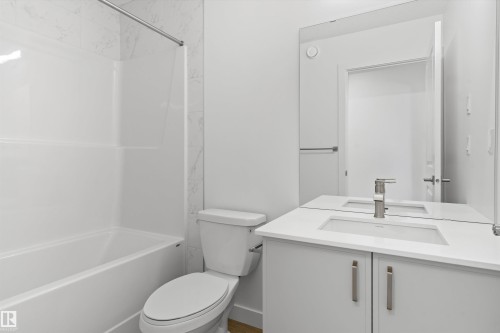 1060 14 Avenue, Edmonton, AB - Indoor Photo Showing Bathroom