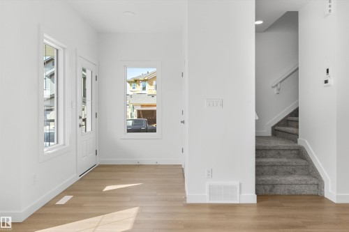 1060 14 Avenue, Edmonton, AB - Indoor Photo Showing Other Room