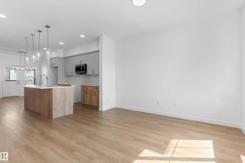 1060 14 Avenue, Edmonton, AB - Indoor Photo Showing Kitchen With Upgraded Kitchen