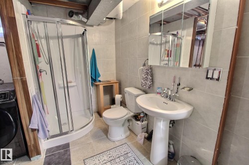 230 Chateau Place, Edmonton, AB - Indoor Photo Showing Bathroom