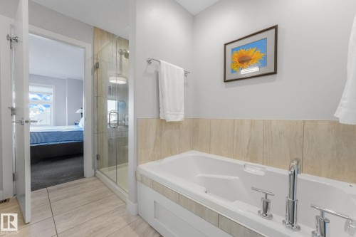 173 Hays Ridge Boulevard, Edmonton, AB - Indoor Photo Showing Bathroom