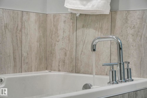 173 Hays Ridge Boulevard, Edmonton, AB - Indoor Photo Showing Bathroom