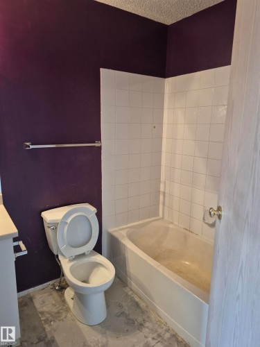 Bathroom featuring vanity, a bathtub, and a textured ceiling - 410 17467 98A Avenue, Edmonton, AB - Indoor Photo Showing Bathroom