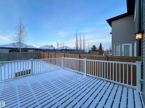 Wooden deck featuring a fenced backyard and a residential view - 4604 Westcliff Point(E), Edmonton, AB - Outdoor