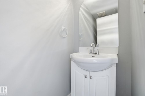 8117 132A Avenue, Edmonton, AB - Indoor Photo Showing Bathroom