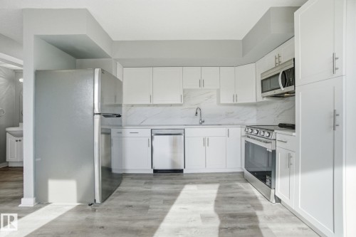 8117 132A Avenue, Edmonton, AB - Indoor Photo Showing Kitchen
