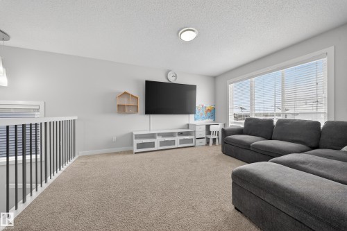 2408 Kelly Circle, Edmonton, AB - Indoor Photo Showing Living Room