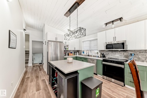 42 Alexander Drive, Leduc, AB - Indoor Photo Showing Kitchen With Upgraded Kitchen