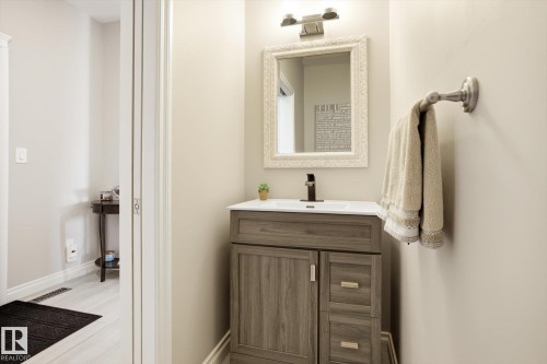 22314 82 Avenue, Edmonton, AB - Indoor Photo Showing Bathroom
