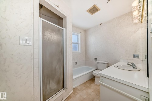 7809 116 Street, Edmonton, AB - Indoor Photo Showing Bathroom