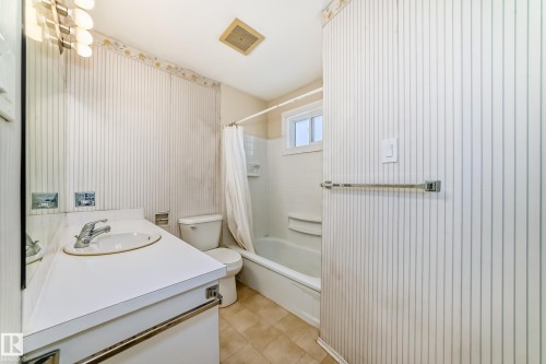 7809 116 Street, Edmonton, AB - Indoor Photo Showing Bathroom