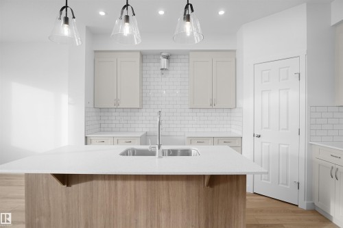 1535 11 Avenue, Edmonton, AB - Indoor Photo Showing Kitchen With Upgraded Kitchen