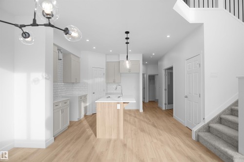 1535 11 Avenue, Edmonton, AB - Indoor Photo Showing Kitchen With Upgraded Kitchen