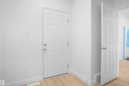 1535 11 Avenue, Edmonton, AB - Indoor Photo Showing Other Room