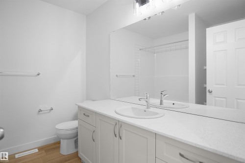 1535 11 Avenue, Edmonton, AB - Indoor Photo Showing Bathroom